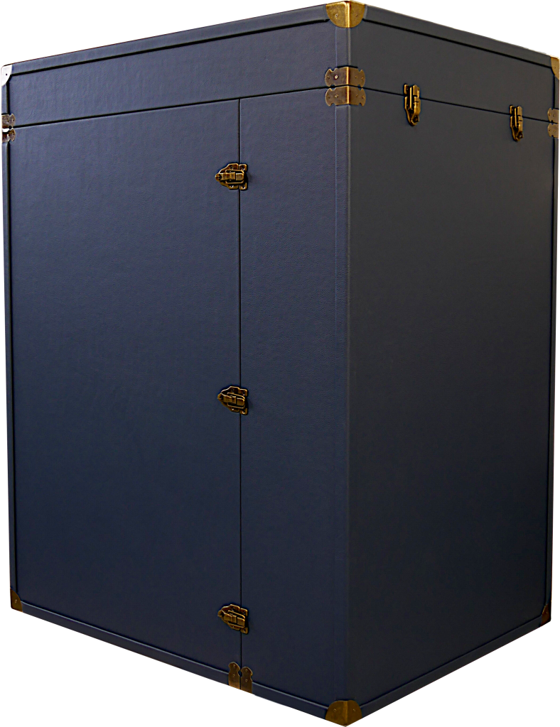 ECUAD- Malle sellerie premium cuir bleu marine qualité nautique, essence de bois chêne , ferronnerie laiton, roulettes à billes. Fabrication française en Auvergne Rhône Alpes, artisanat de luxe.