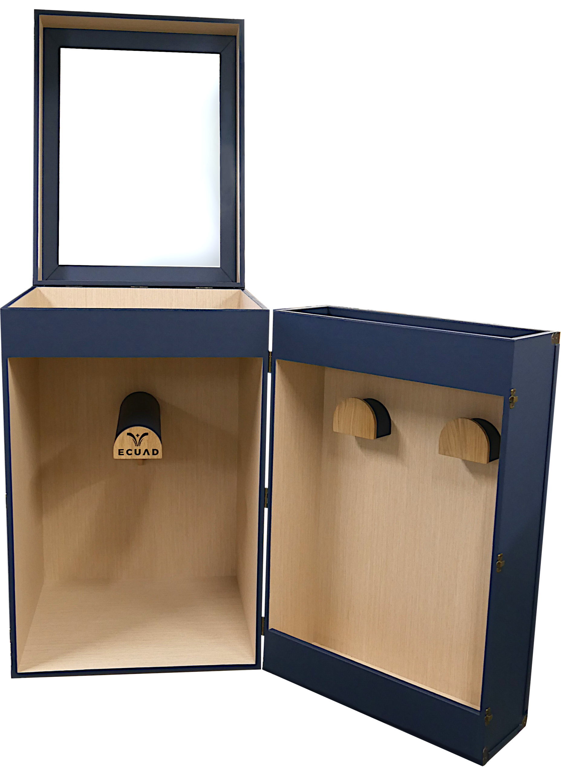 ECUAD- Malle sellerie premium cuir bleu marine qualité nautique, essence de bois chêne , ferronnerie laiton, roulettes à billes. Fabrication française en Auvergne Rhône Alpes, artisanat de luxe.
